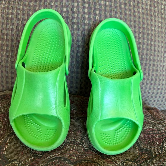 CROCS. Womens Sz 9 - Picture 6 of 7